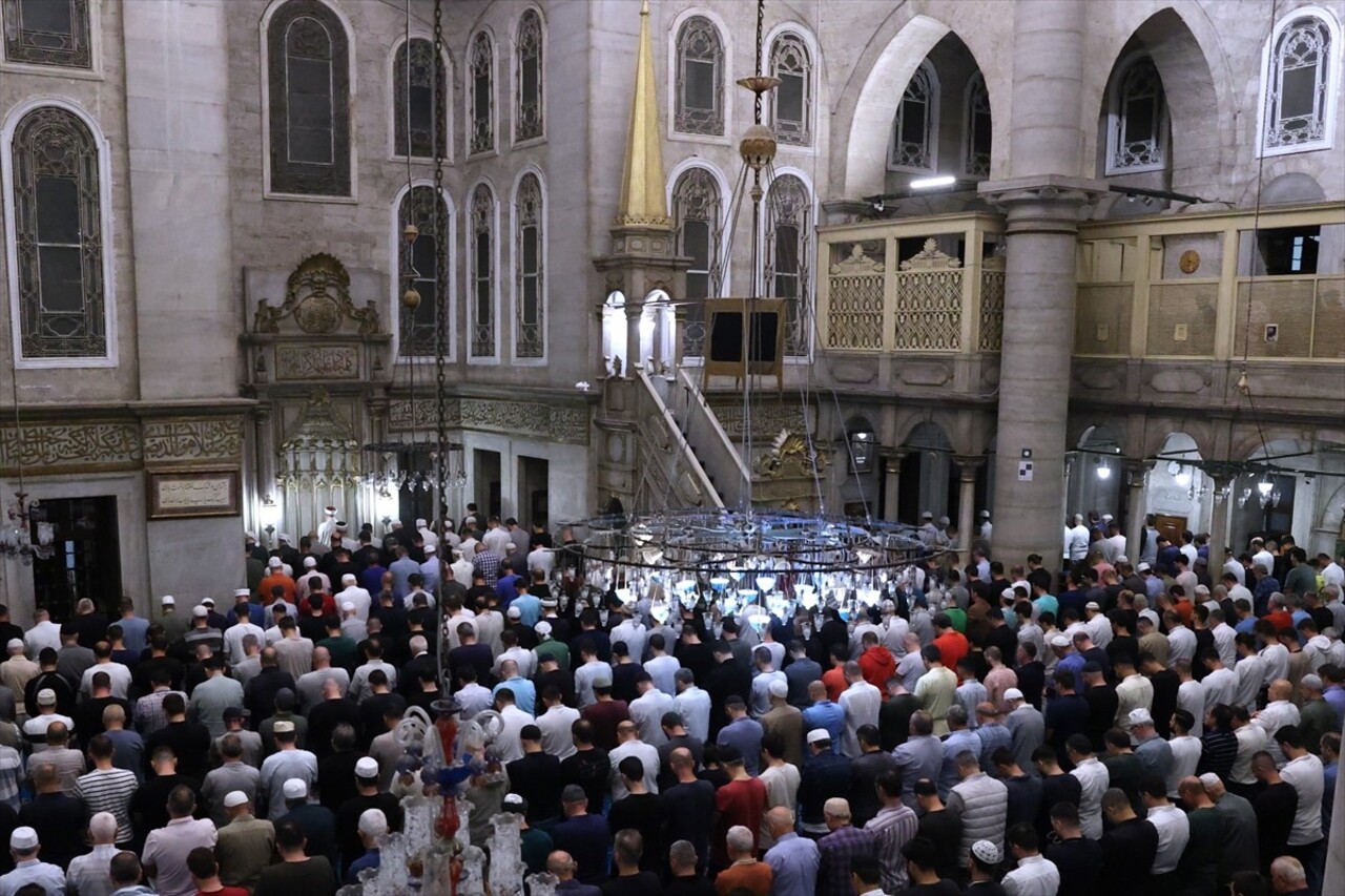 Diyanet İşleri Başkanı Ali Erbaş, Eyüp Sultan Camisi'nde sabah namazında vatandaşlarla bir araya...