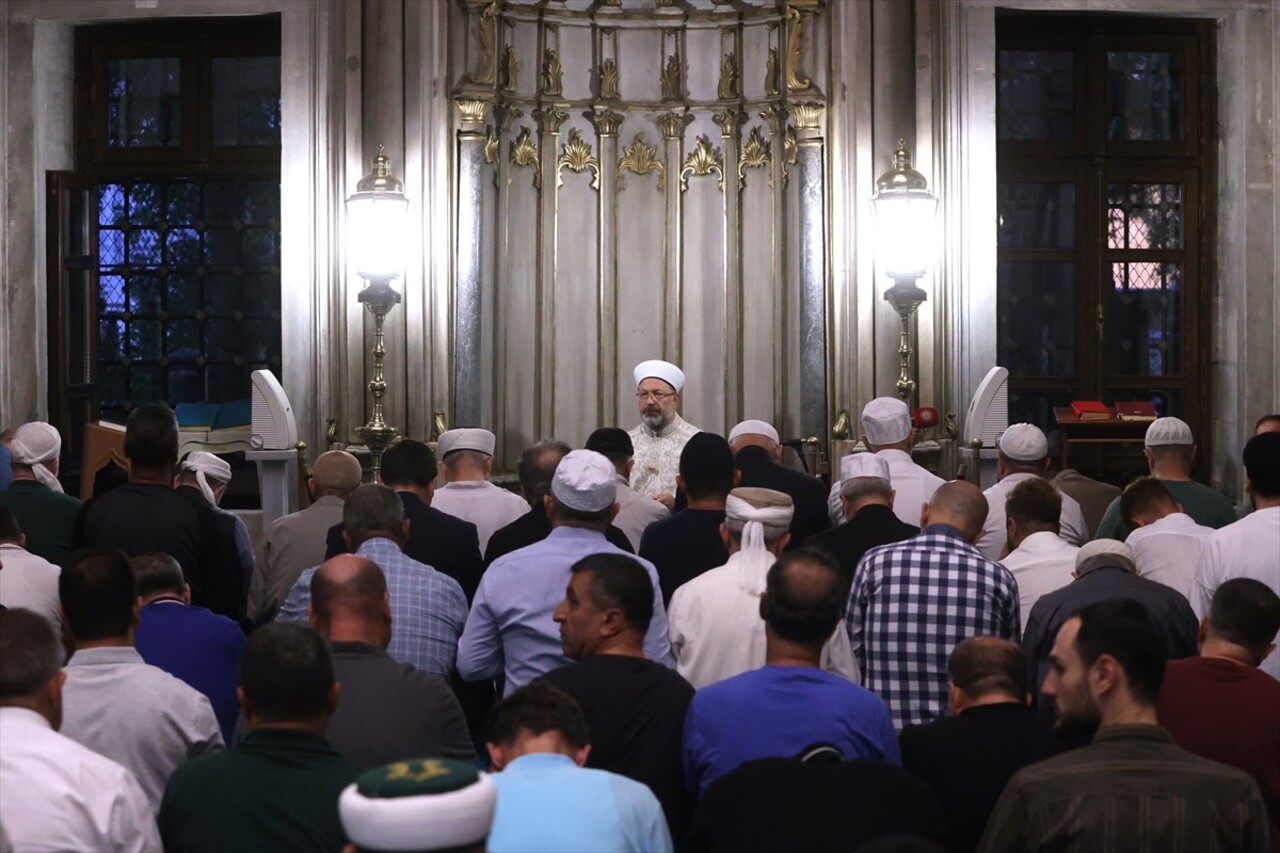 Diyanet İşleri Başkanı Ali Erbaş, Eyüp Sultan Camisi'nde sabah namazında vatandaşlarla bir araya...