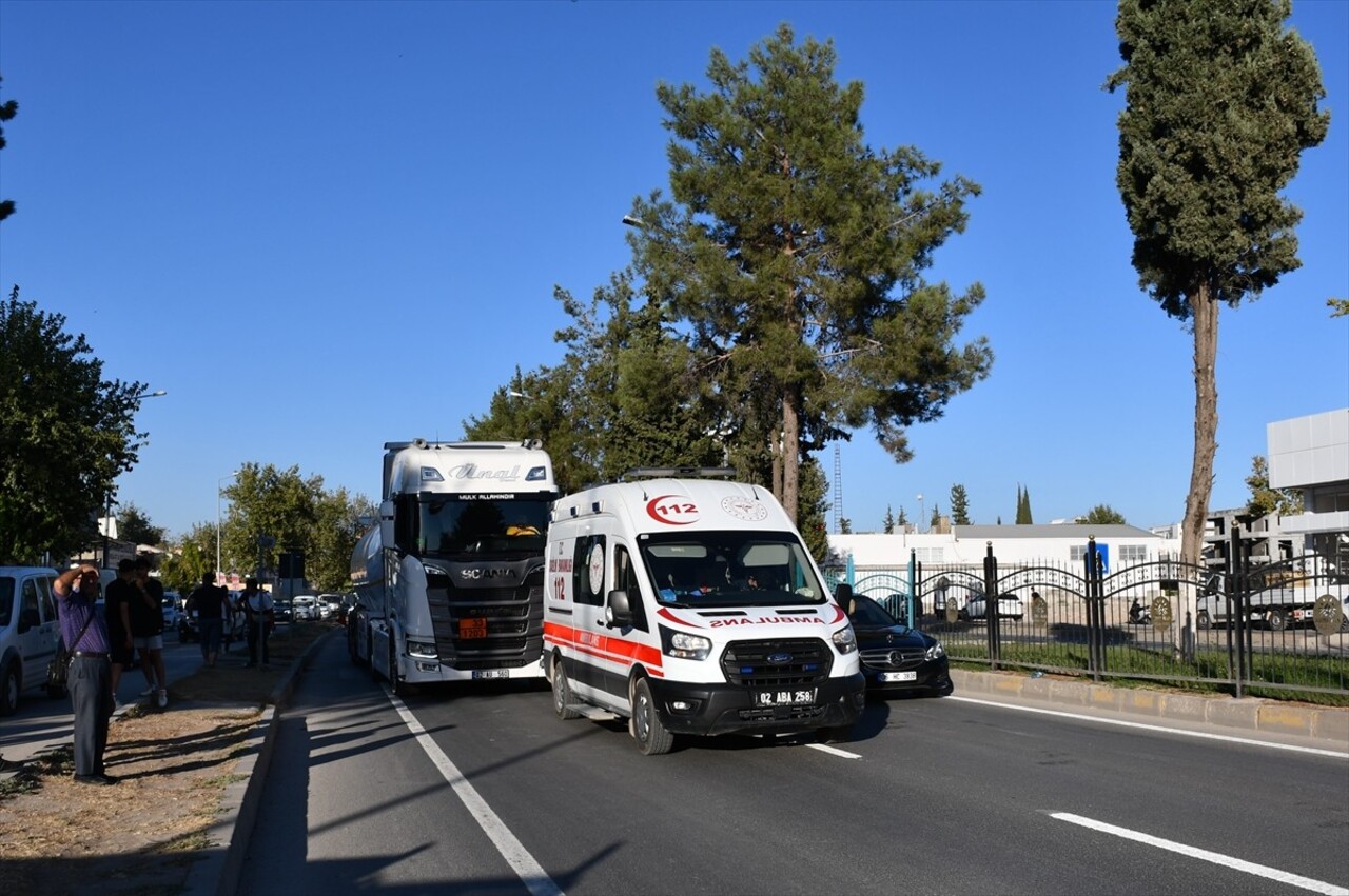 Adıyaman'da iki trafik kazasında 4 kişi yaralandı. Olay yerine sağlık ekipleri sevk edildi.