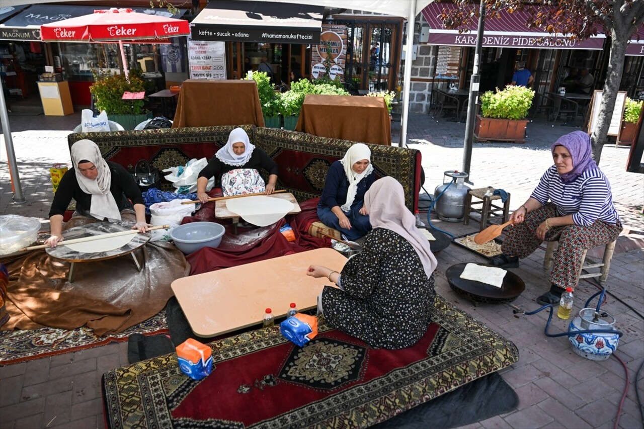 AK Parti Altındağ İlçe Kadın Kolları Başkanlığınca Filistin yararına Hamamönü Saat Kulesi önünde...