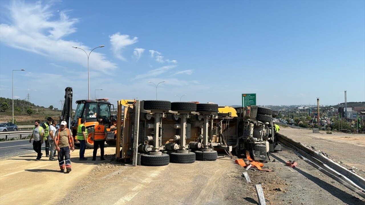 Pendik'te, devrilen hafriyat kamyonunun sürücüsü yaralandı.