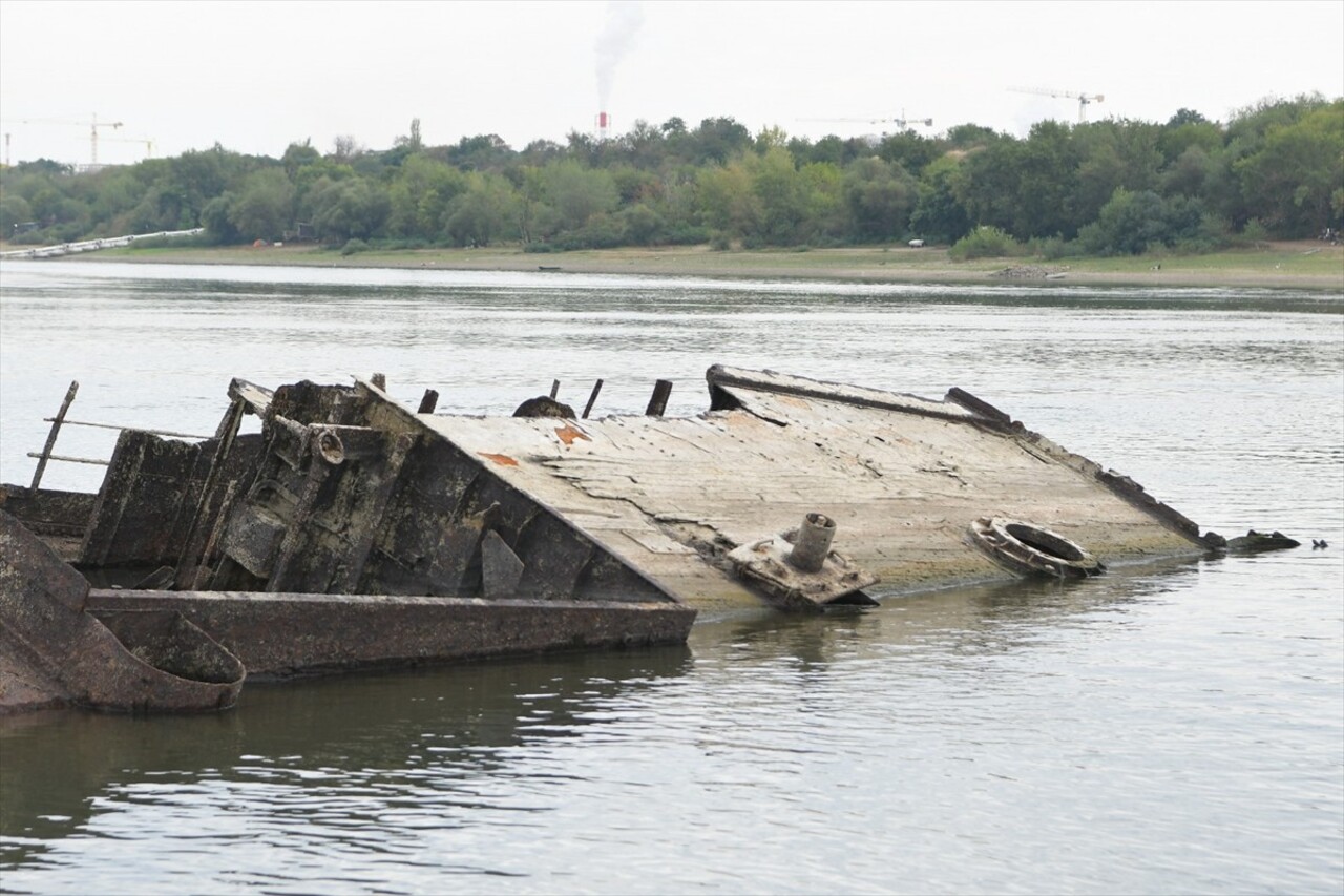 Sırbistan'ın doğusundaki Prahovo'dan geçen Tuna Nehri'nde suların çekilmesiyle İkinci Dünya...