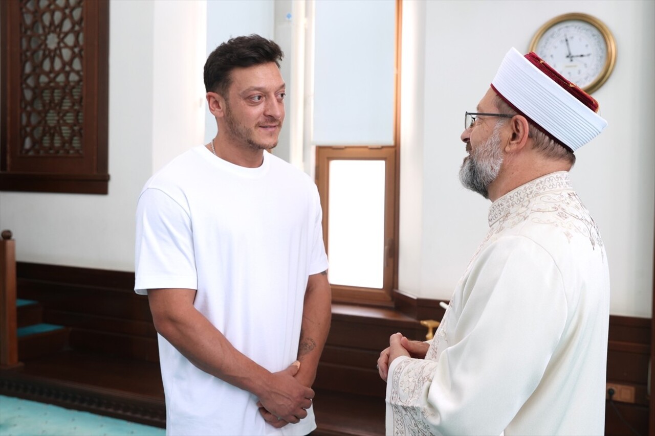 Diyanet İşleri Başkanı Prof. Dr. Ali Erbaş (sağda), Üsküdar'daki Çilehane Camii'nde eski futbolcu...