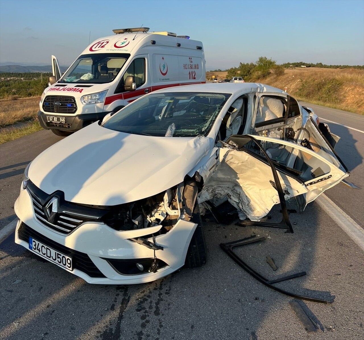 Sinop'ta iki otomobilin çarpışması sonucu 3 kişi hayatını kaybetti, 3 kişi de yaralandı.