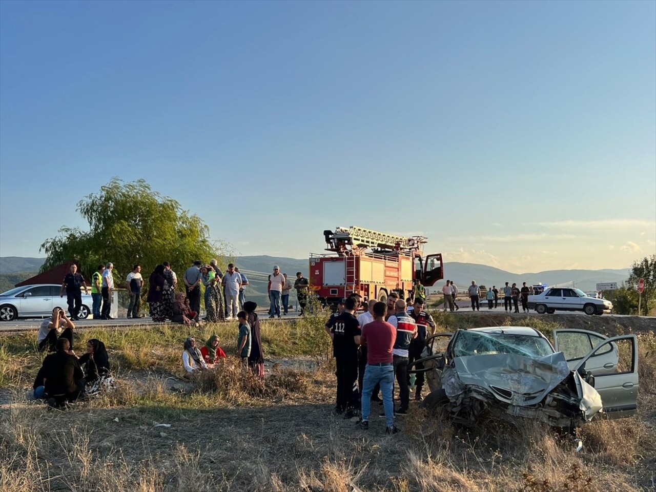 Sinop'ta iki otomobilin çarpışması sonucu 3 kişi hayatını kaybetti, 3 kişi de yaralandı.