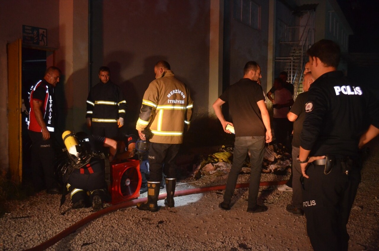 Amasya’nın Merzifon ilçesindeki bir fabrikada çıkan yangın itfaiye ekiplerinin müdahalesiyle...