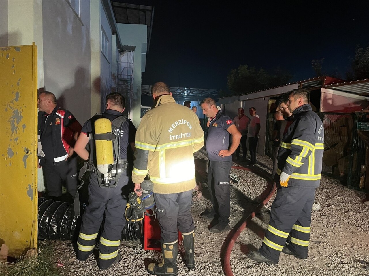 Amasya’nın Merzifon ilçesindeki bir fabrikada çıkan yangın itfaiye ekiplerinin müdahalesiyle...