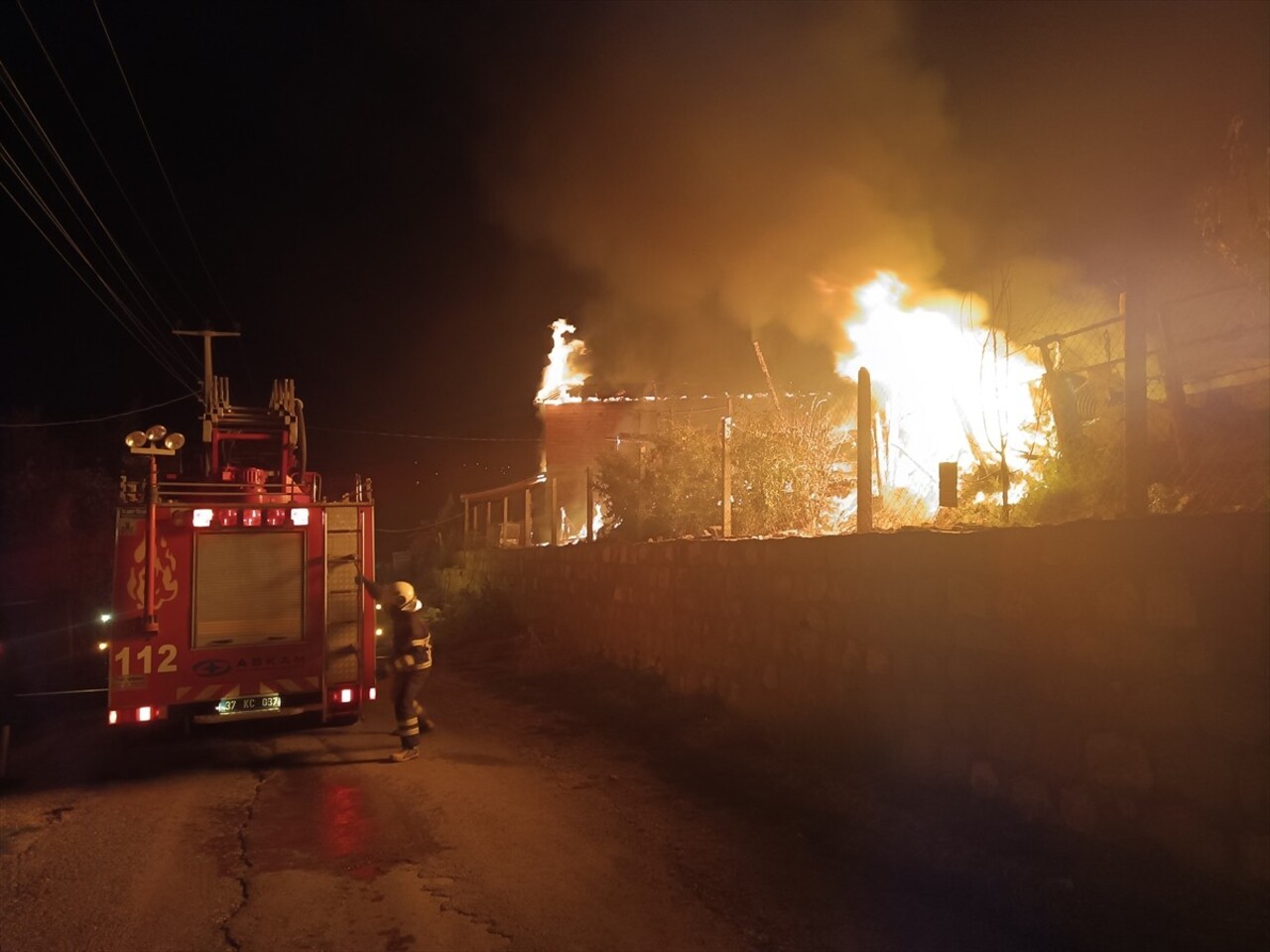 Kastamonu'nun Tosya ilçesinde çıkan yangında alt katı ahır, üst katı samanlık olarak kullanılan...