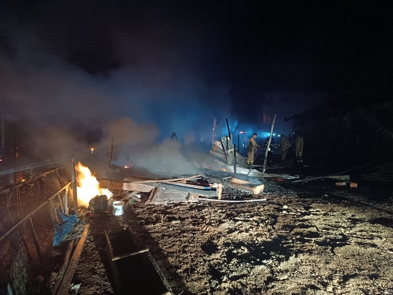 Kastamonu'nun Tosya ilçesinde çıkan yangında alt katı ahır, üst katı samanlık olarak kullanılan...