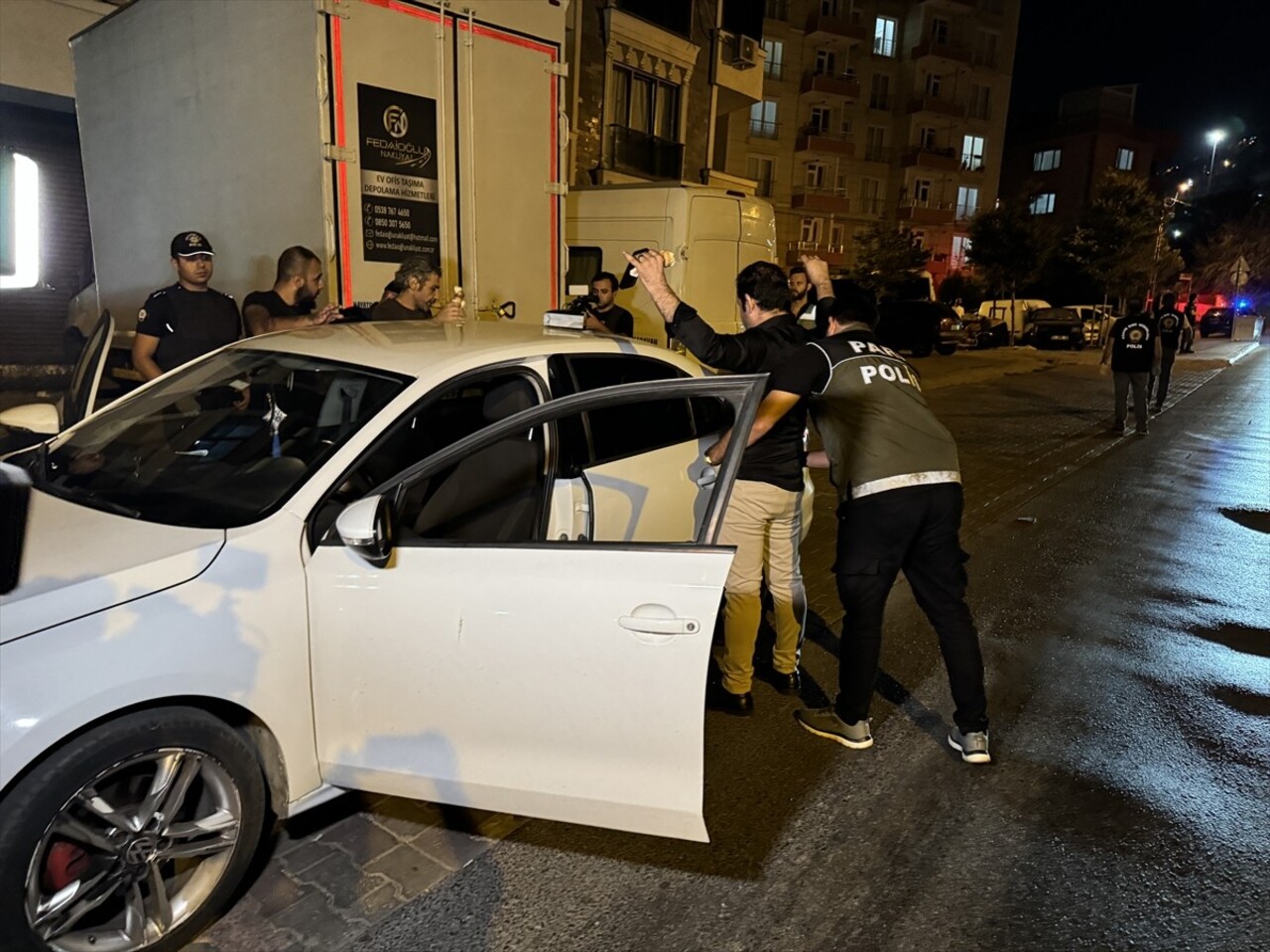 İstanbul'un Maltepe ilçesinde polis ekiplerince asayiş uygulaması gerçekleştirildi.
Uygulamalarda...