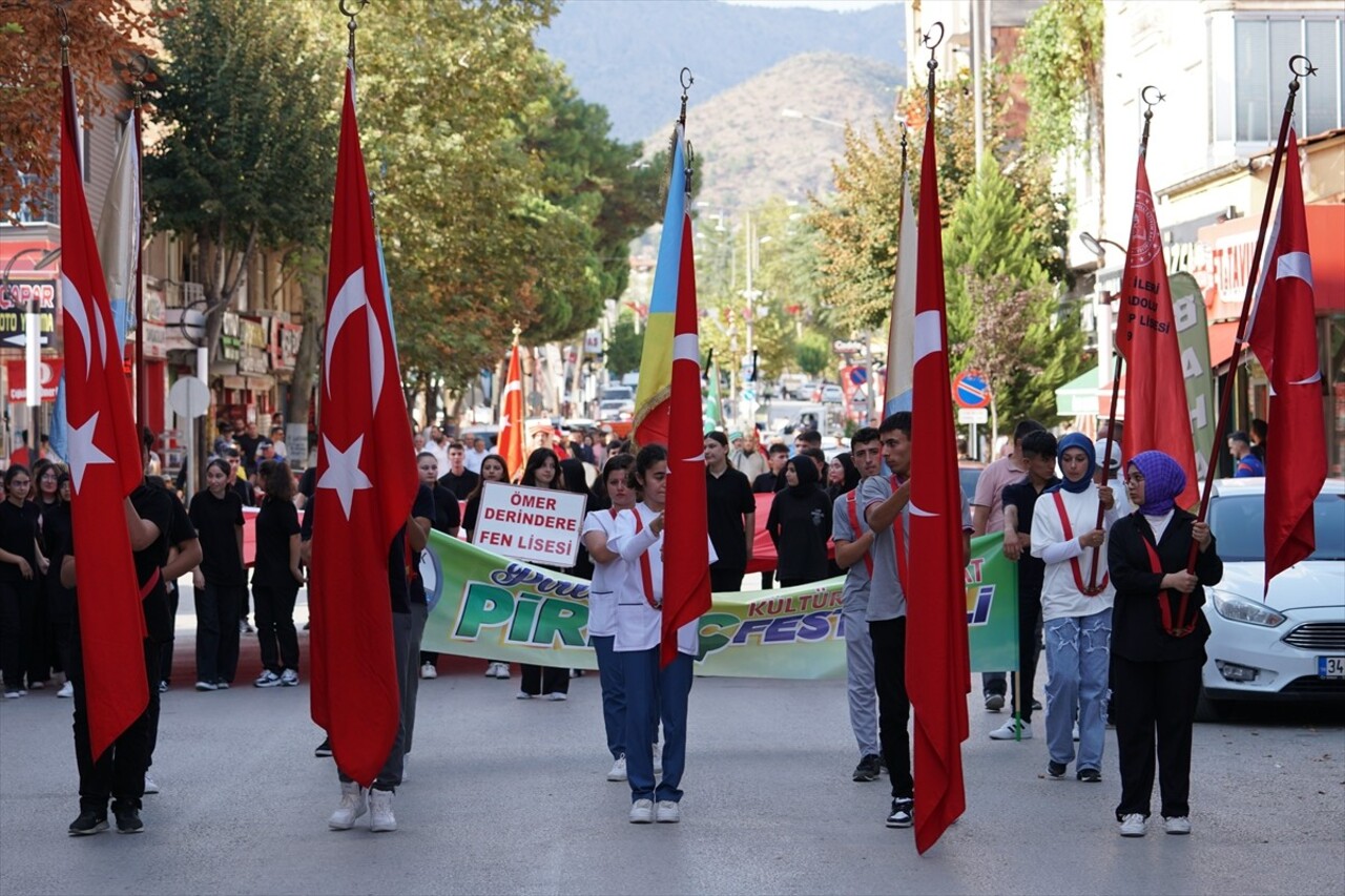 Çorum'da Osmancık Belediyesince düzenlenen Pırlanta Pirinç Kültür ve Sanat Festivali, kortej...