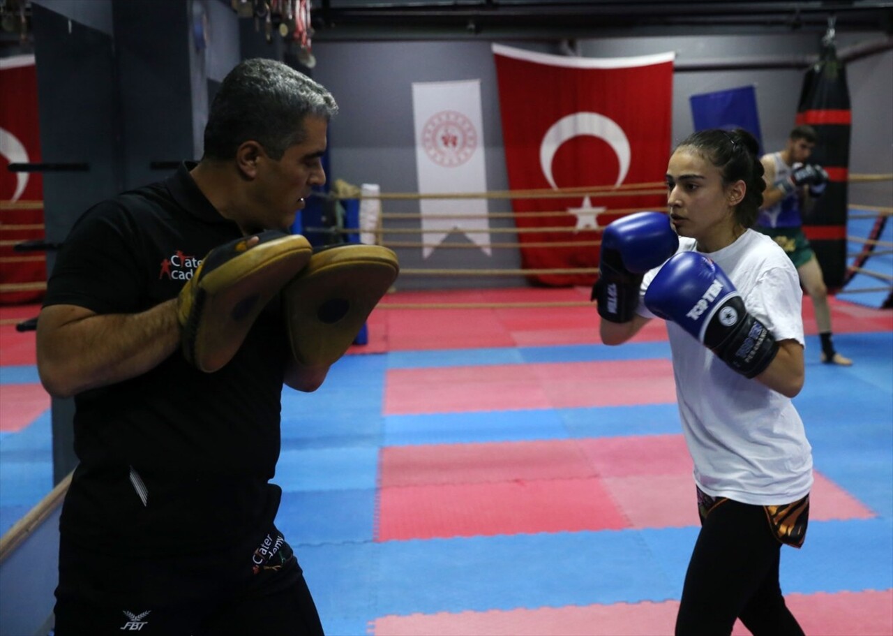 Macaristan'da geçen ay Gençler Dünya Kick Boks Şampiyonası'nda birinci olan Özlem Melek Korkmaz...