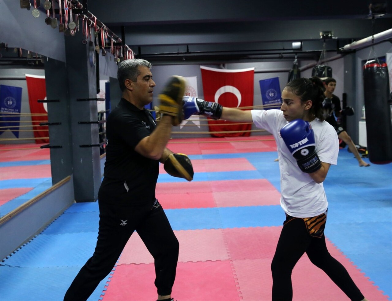 Macaristan'da geçen ay Gençler Dünya Kick Boks Şampiyonası'nda birinci olan Özlem Melek Korkmaz...