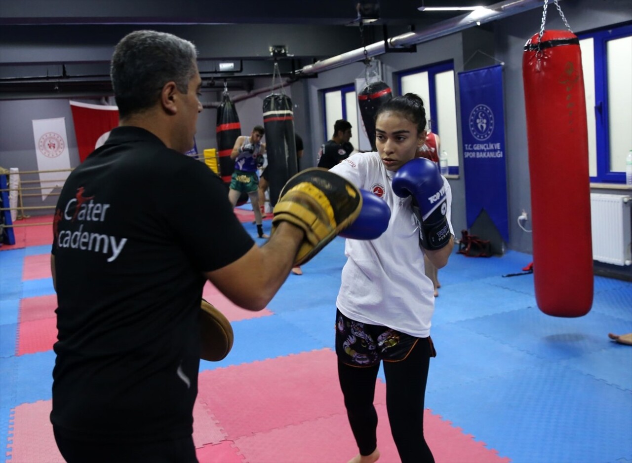 Macaristan'da geçen ay Gençler Dünya Kick Boks Şampiyonası'nda birinci olan Özlem Melek Korkmaz...