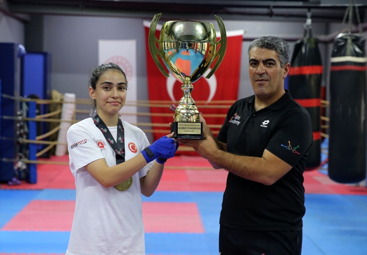 Macaristan'da geçen ay Gençler Dünya Kick Boks Şampiyonası'nda birinci olan Özlem Melek Korkmaz...