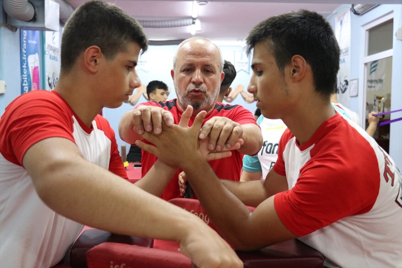 Bursa'da bilek güreşinde kendilerini geliştiren 15 yaşındaki ikizler Burak ve Berat Coşkun...