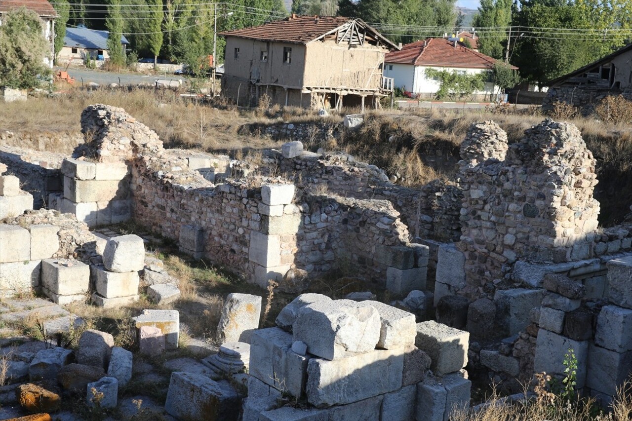 Tokat'ın Sulusaray ilçesinin altındaki Sebastapolis Antik Kenti'nin tamamen gün yüzüne...