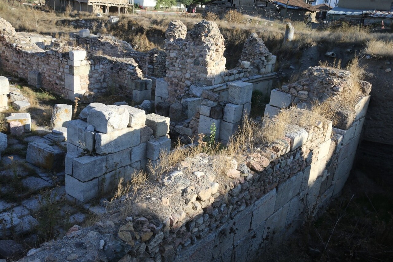 Tokat'ın Sulusaray ilçesinin altındaki Sebastapolis Antik Kenti'nin tamamen gün yüzüne...