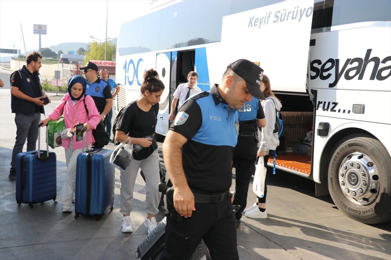 Amasya'ya üniversite öğrenimi için gelen öğrenciler, otogarda karşılanarak yurtlarına...