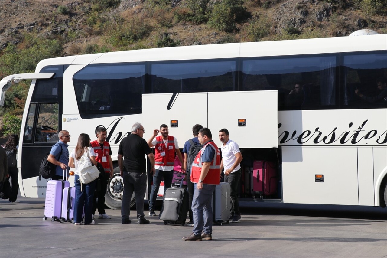 Amasya'ya üniversite öğrenimi için gelen öğrenciler, otogarda karşılanarak yurtlarına...