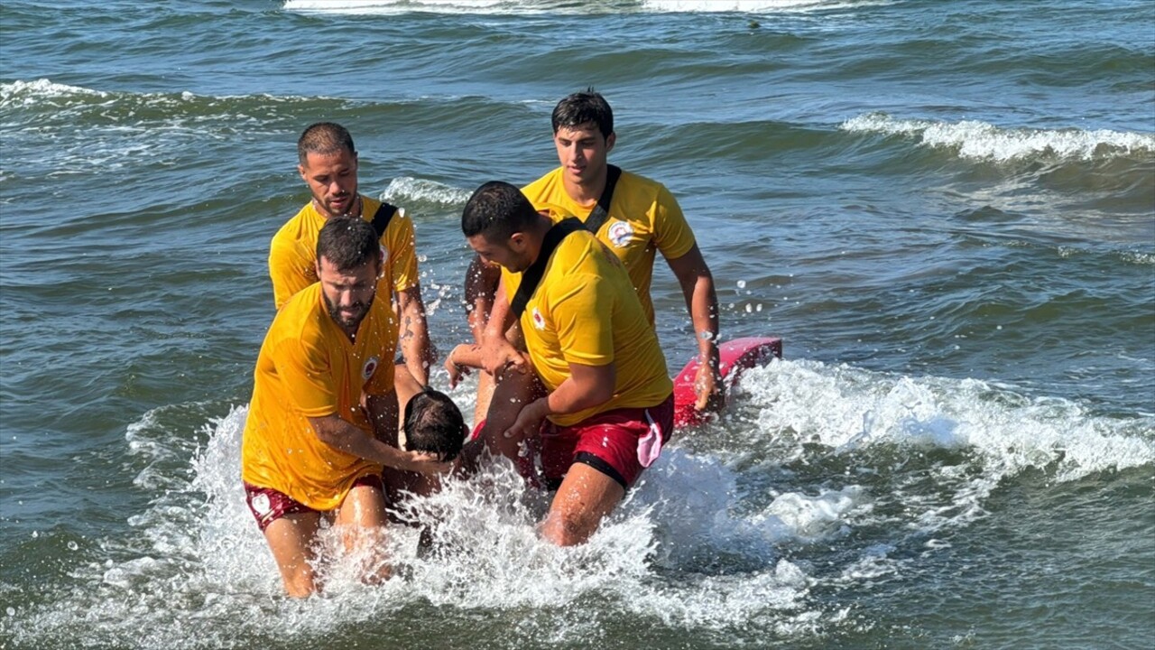 Samsun'da 1 Haziran'da açılan deniz sezonunun ardından göreve başlayan Büyükşehir Belediyesi...