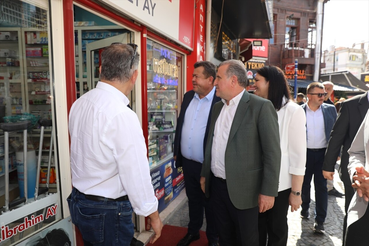 Gençlik ve Spor Bakanı Osman Aşkın Bak, Edirne Saraçlar Caddesi'nde esnaf ziyareti gerçekleştirdi....