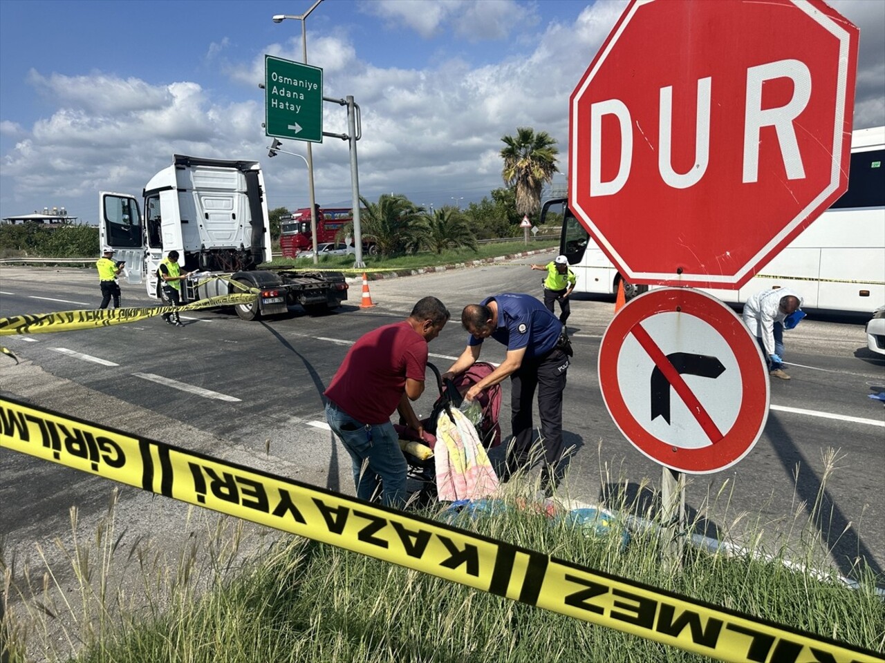 Hatay'ın Dörtyol ilçesinde tırın çarptığı 4 yaşındaki çocuk öldü, kardeşi ve 9 aylık hamile olduğu...