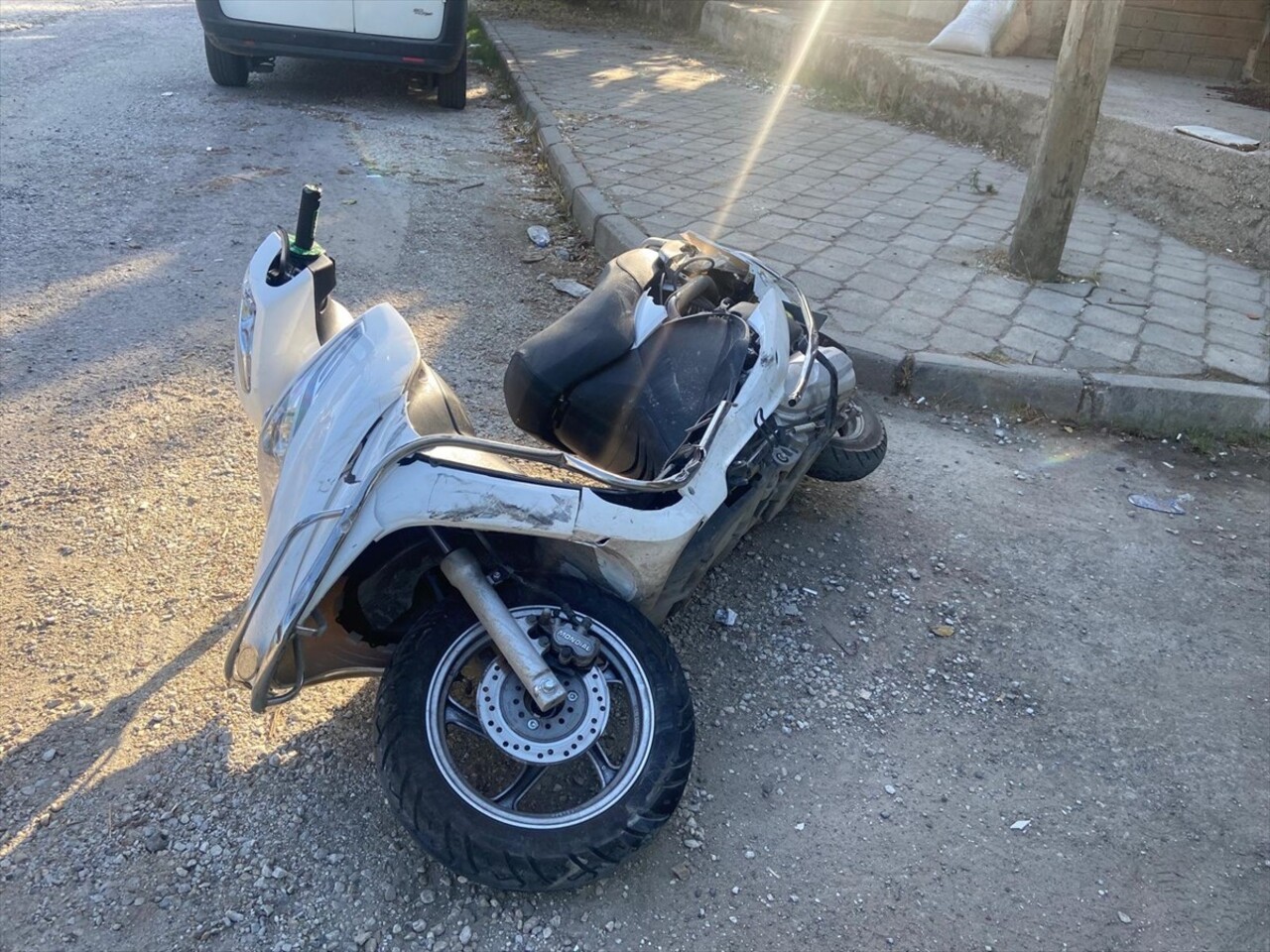 Manisa'nın Salihli ilçesinde kamyonetle motosikletin çarpışması sonucu 14 yaşındaki motosiklet...