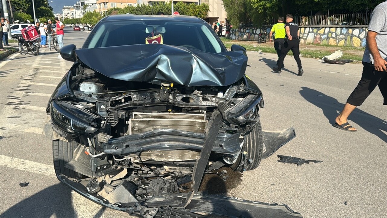 İskenderun'da otomobilin çarptığı motosikletteki 2'si çocuk 3 kişi yaralandı.