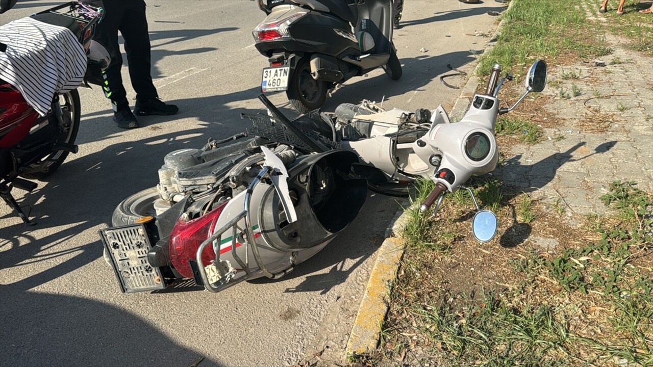 İskenderun'da otomobilin çarptığı motosikletteki 2'si çocuk 3 kişi yaralandı.