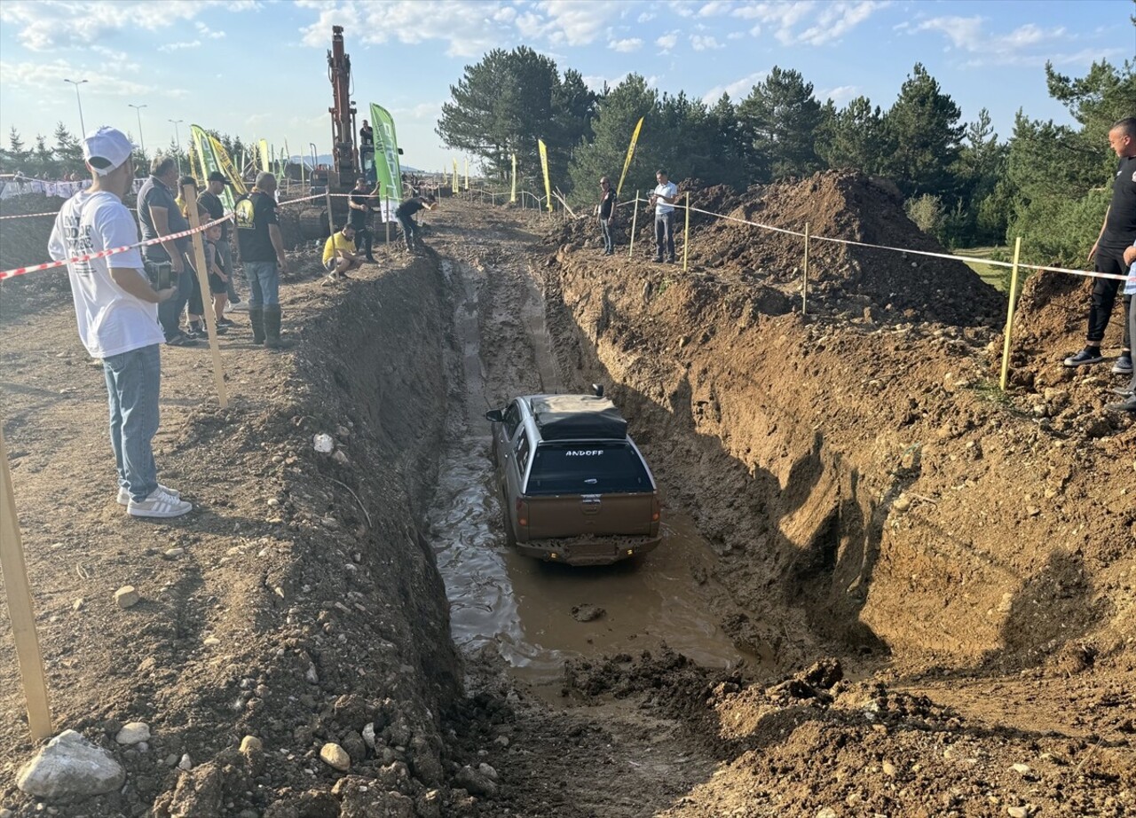 Kastamonu'da, Off-road Kamp ve Karavan Festivali kapsamında off-road araçları performans gösterisi...