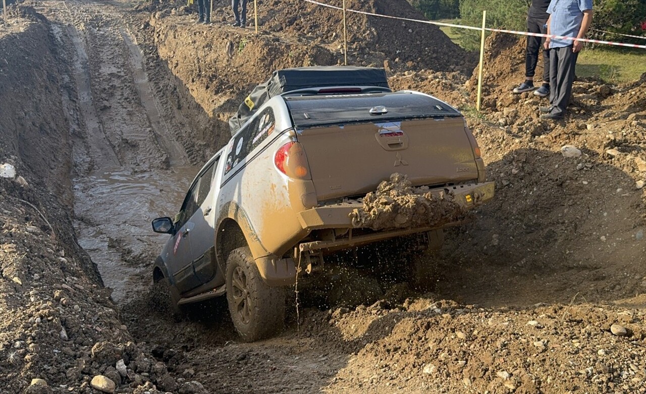 Kastamonu'da, Off-road Kamp ve Karavan Festivali kapsamında off-road araçları performans gösterisi...