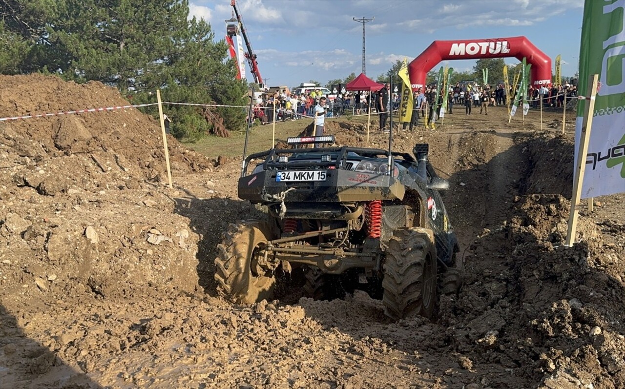 Kastamonu'da, Off-road Kamp ve Karavan Festivali kapsamında off-road araçları performans gösterisi...