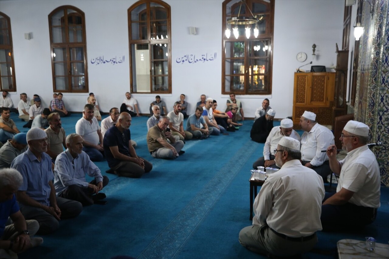 Sakarya'da Mevlit Kandili dolayısıyla programlar düzenlendi. Adapazarı ilçesindeki Orhan Gazi...