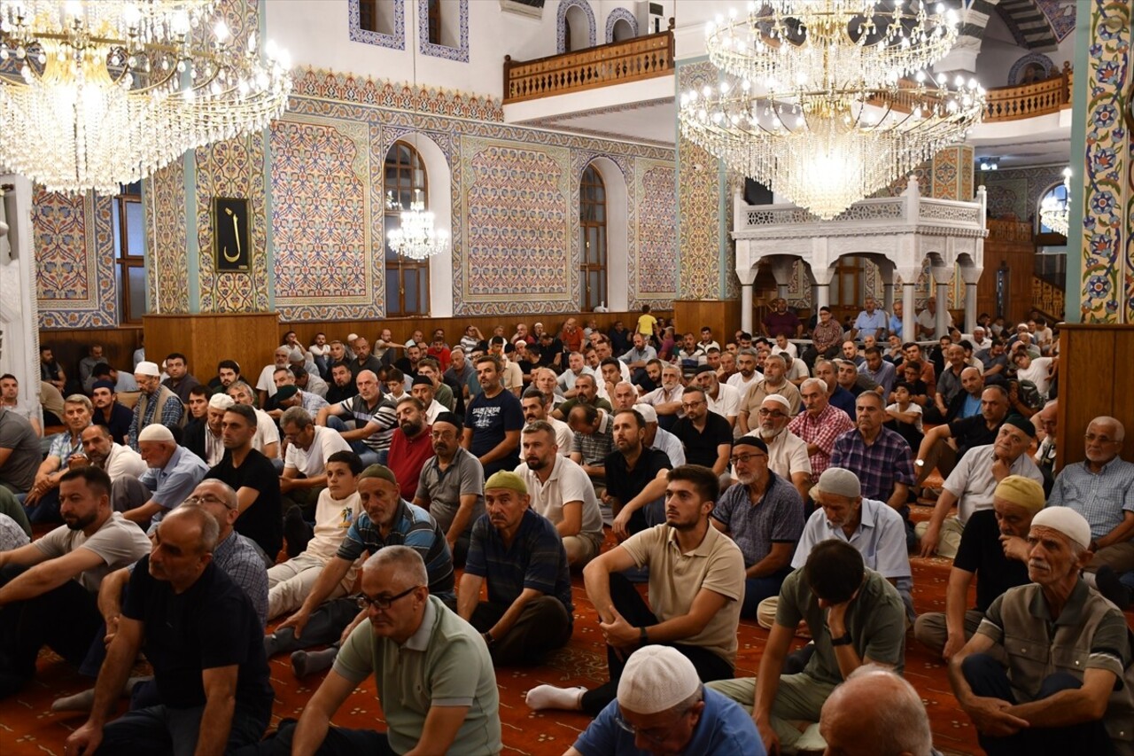 Mevlit Kandili dolayısıyla Düzce'de camilerde program yapıldı. 