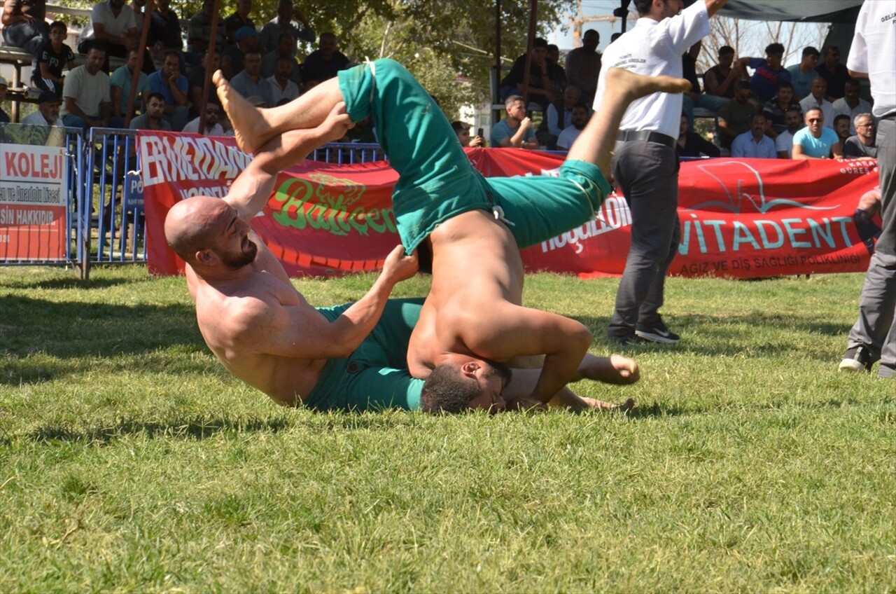 Kahramanmaraş'ın Elbistan ilçesinde 3 ülkeden 275 sporcunun katılımıyla Uluslararası Karakucak...