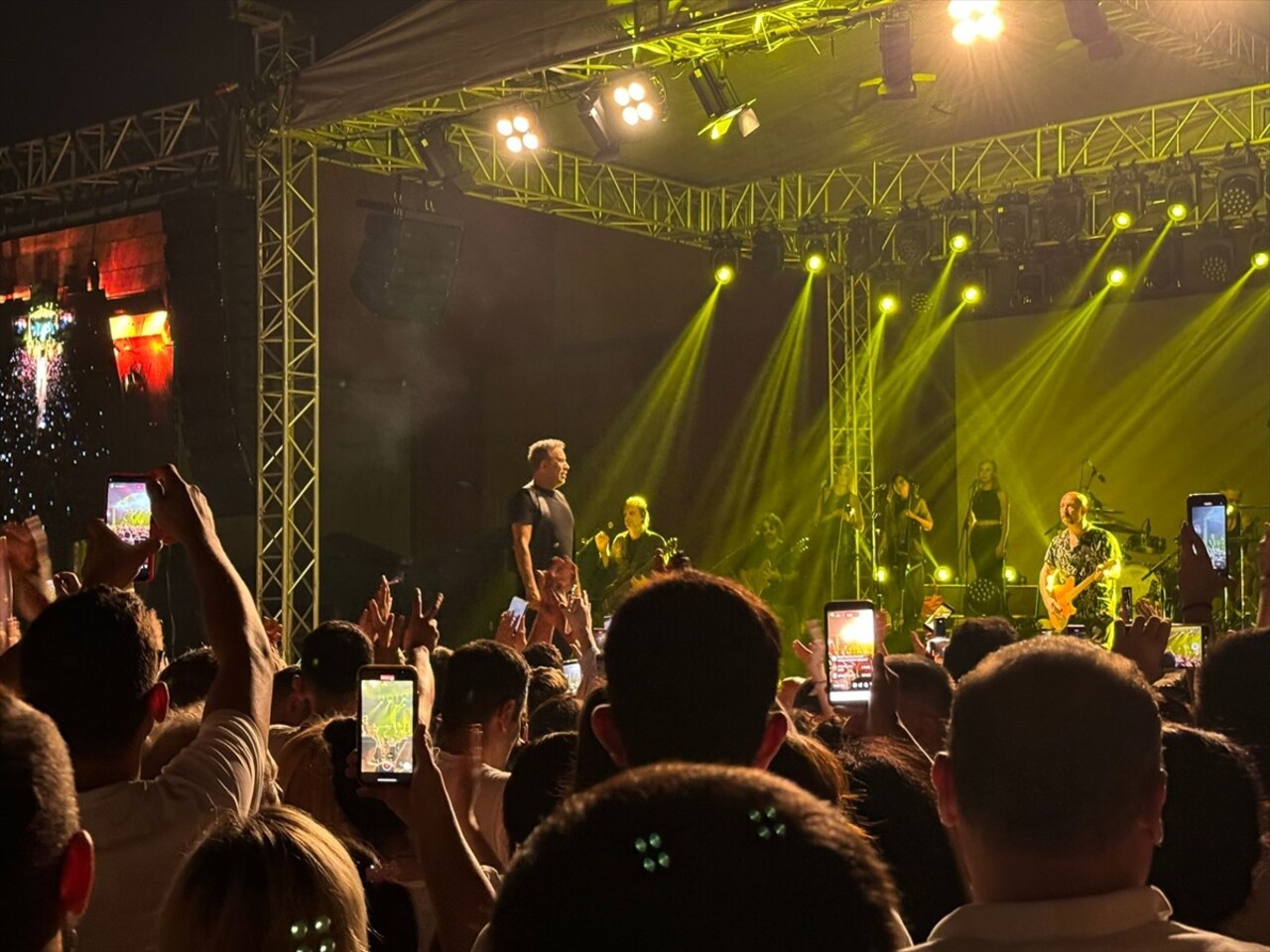 Ünlü şarkıcı Haluk Levent, Marmara Park AVM'nin 12. yılı kutlamaları kapsamında halk konseri...