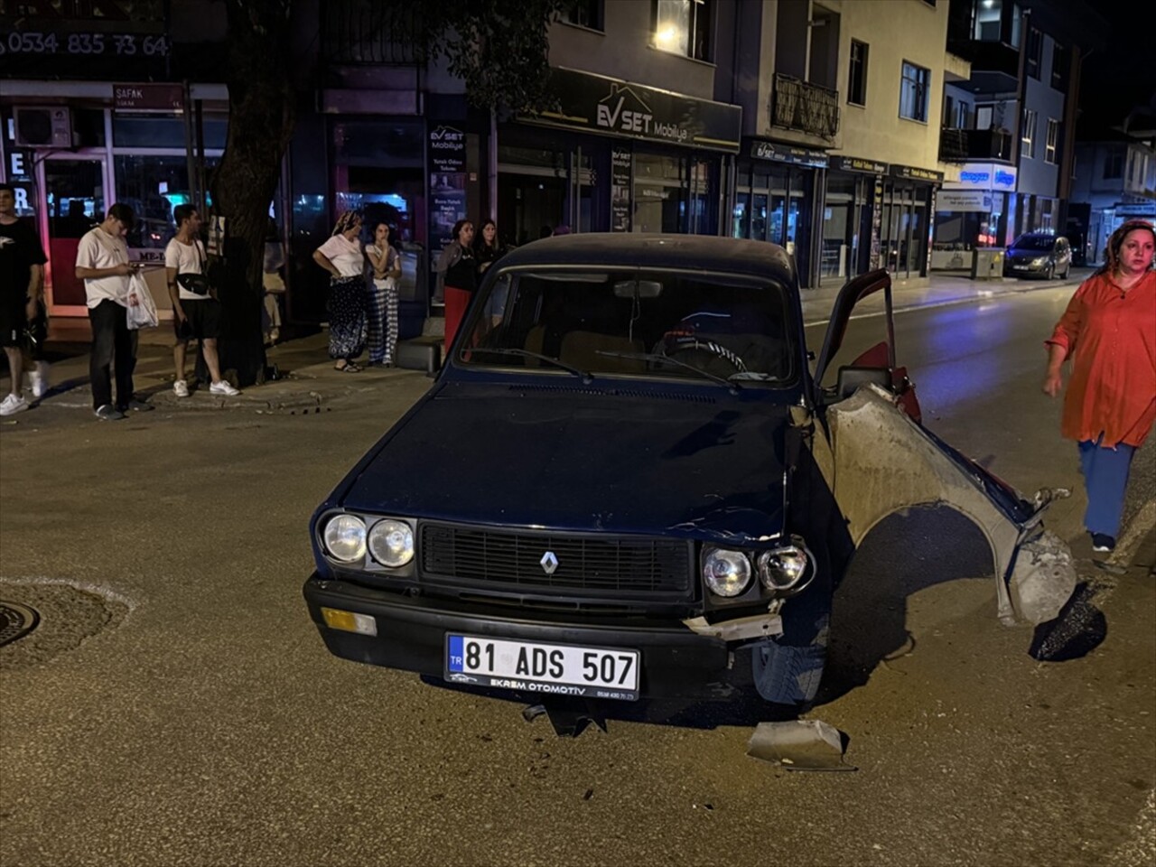 Düzce'de motosiklet ve otomobilin çarpıştığı kazada yaralanan 2 kişi hastaneye...