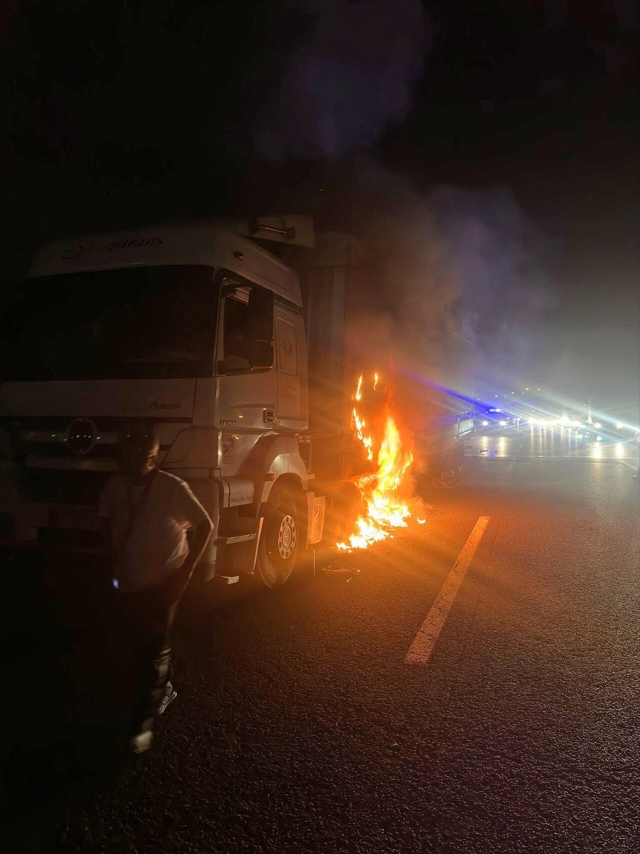 Anadolu Otoyolu'nun Düzce kesiminde seyir halindeki tırda çıkan yangın itfaiye ekiplerince...