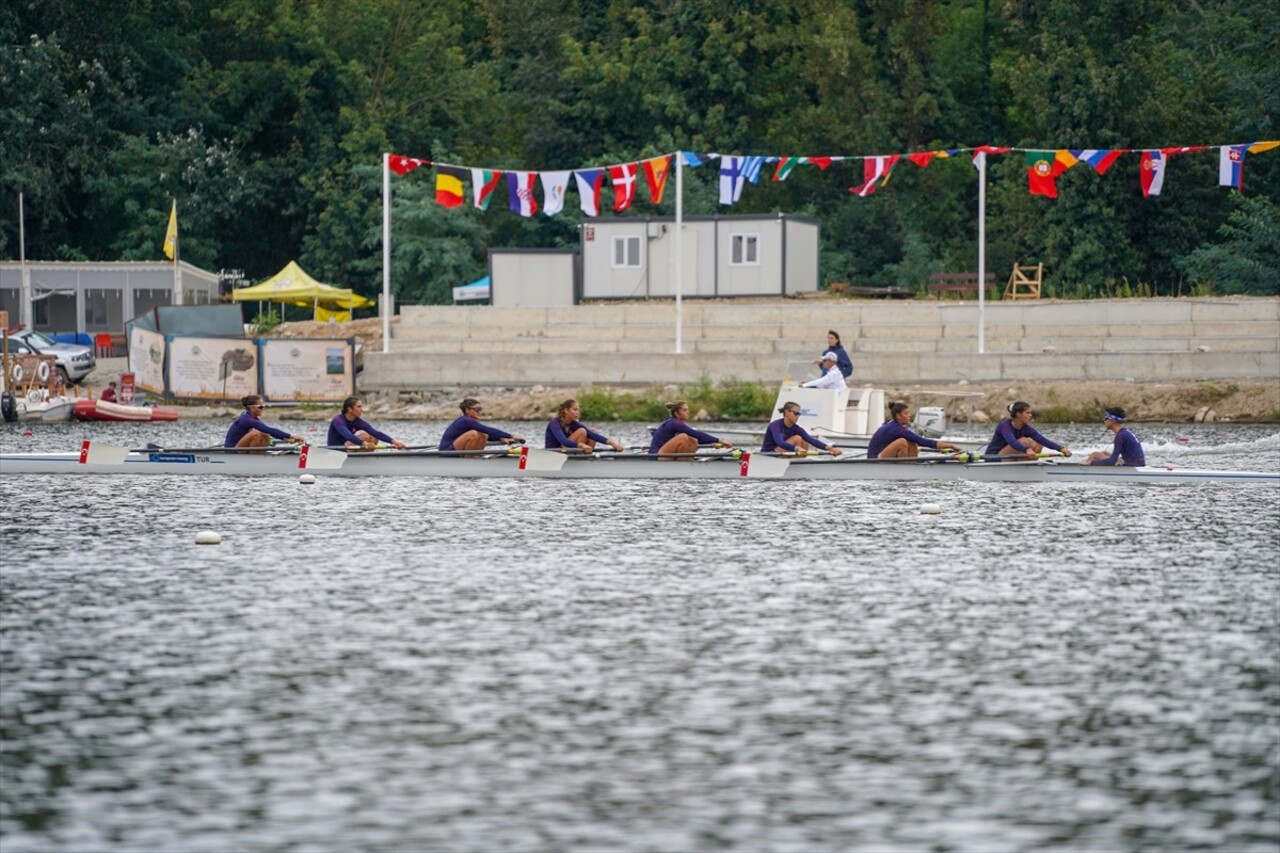 Edirne'de Meriç Nehri'nde oluşturulan doğal parkurda gerçekleştirilen Balkan Kürek Şampiyonası'nın...