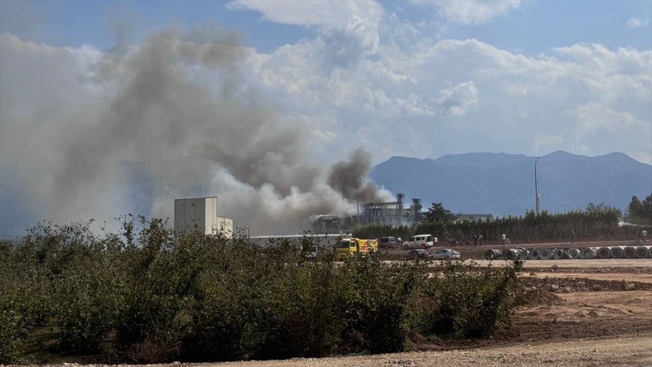 Sakarya'nın Hendek ilçesindeki bir makarna fabrikasında, henüz belirlenemeyen nedenle meydana...