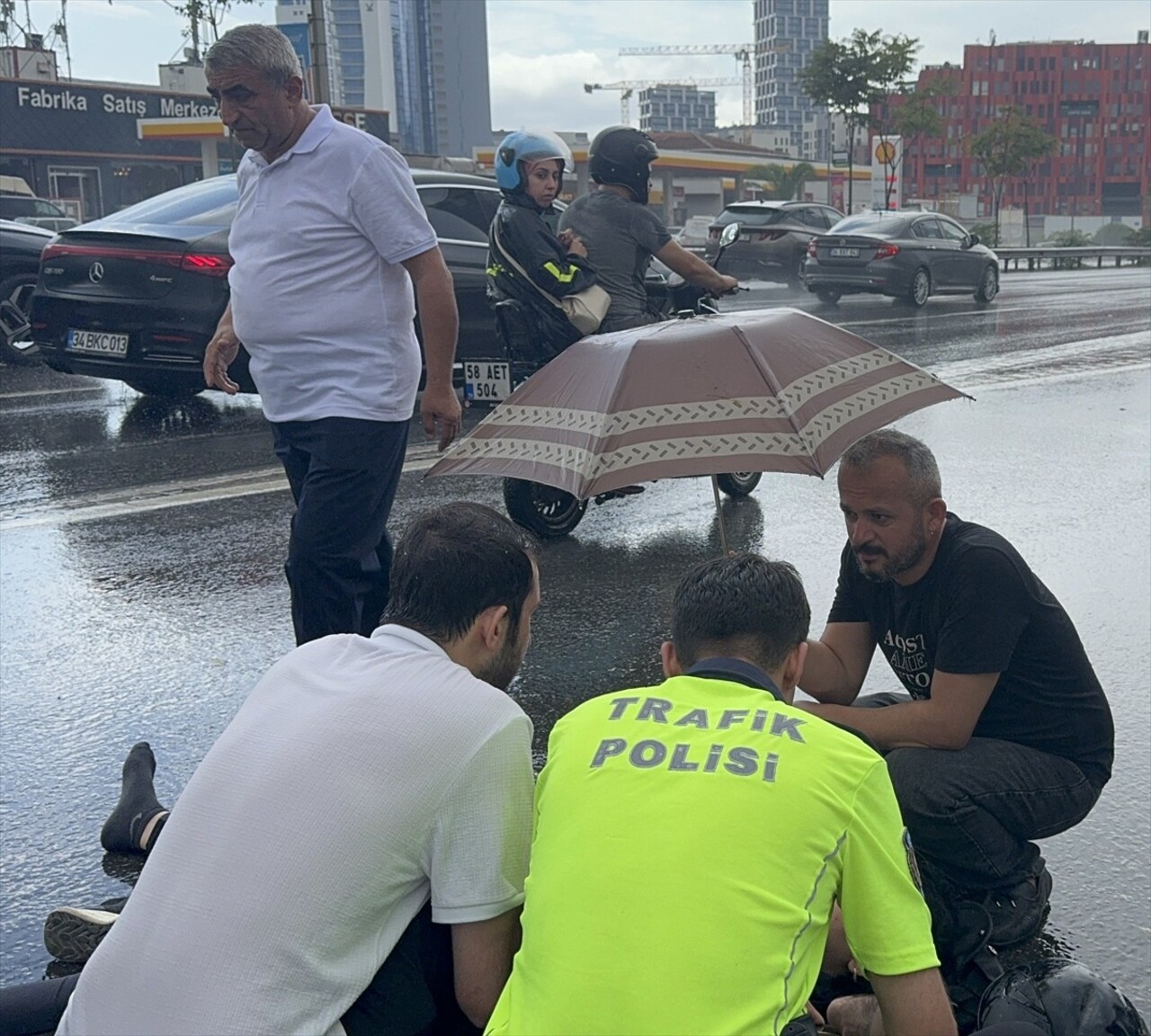 Kartal'da yağışlı havada kaza yapan motosiklet sürücüsü yaralandı. Hafif yaralanan motosiklet...