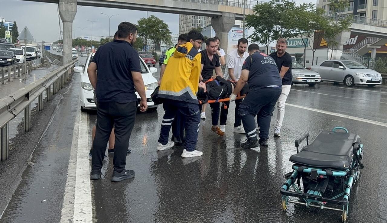 Kartal'da yağışlı havada kaza yapan motosiklet sürücüsü yaralandı. Hafif yaralanan motosiklet...