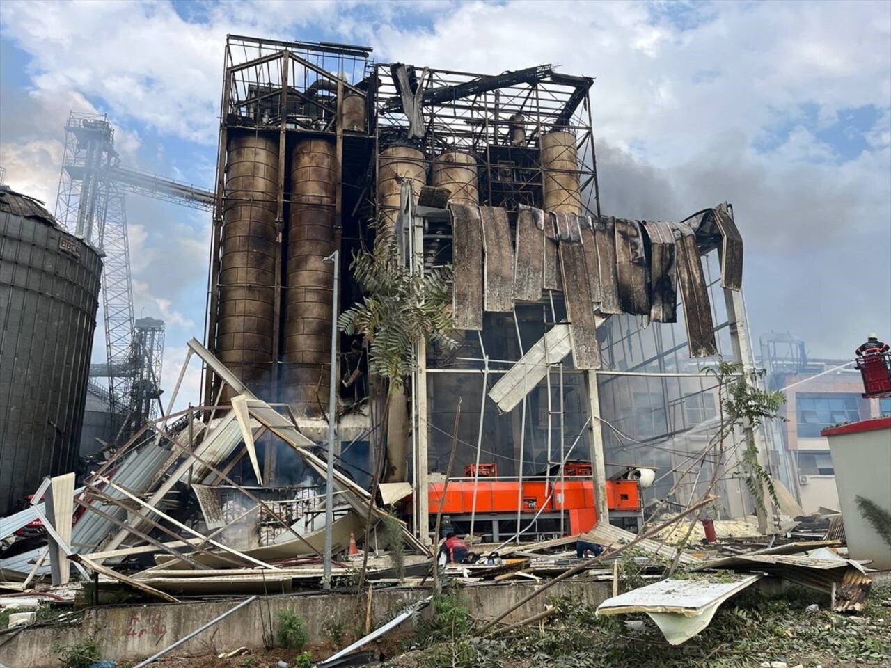 Sakarya'nın Hendek ilçesindeki bir makarna fabrikasında meydana gelen patlamada ilk belirlemelere...