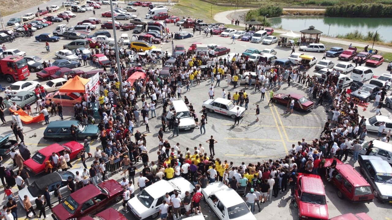 Erzincan'da düzenlenen etkinlikte modifiye araçlar sergilendi. Kent merkezine bağlı Ekşisu Mesire...