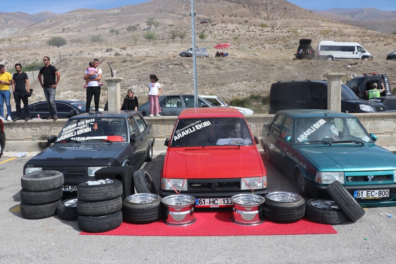 Erzincan'da düzenlenen etkinlikte modifiye araçlar sergilendi. Kent merkezine bağlı Ekşisu Mesire...