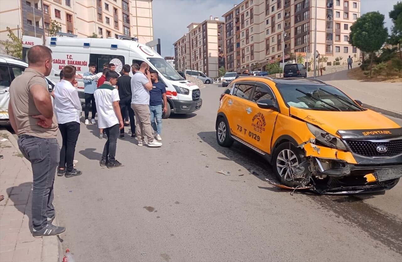 Şırnak'ta taksi ile hafif ticari aracın çarpışması sonucu yaralanan 4 kişi hastaneye...