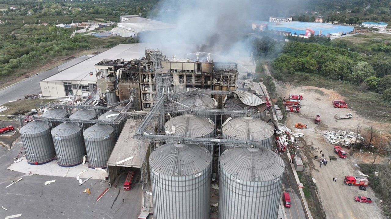 Sakarya'nın Hendek ilçesindeki makarna fabrikasında meydana gelen patlamada 6'sı ağır 28 kişi...