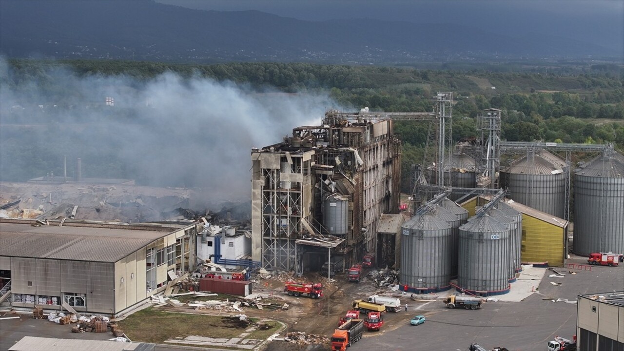 Sakarya'nın Hendek ilçesindeki makarna fabrikasında meydana gelen patlamada 6'sı ağır 28 kişi...