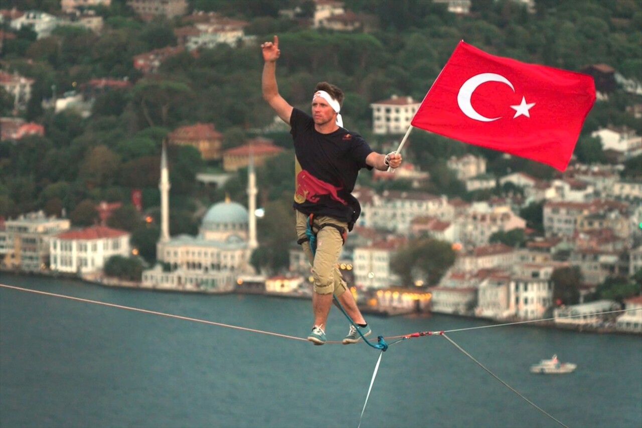 Slackline alanında 3 kez dünya şampiyonu olan Red Bull'un Estonyalı atleti Jaan Roose, İstanbul'da...